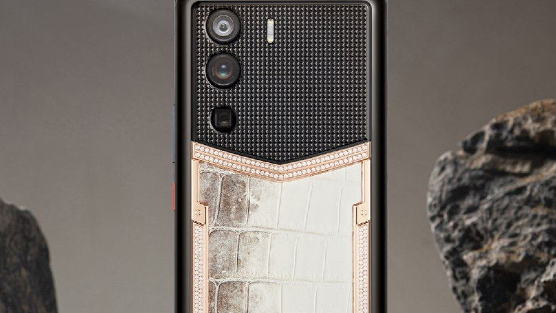 The Race is On: Vertu's Web3 Phone vs. Solana Saga - Who Will Come Out on Top?